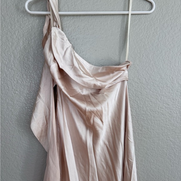 Selfie Leslie ROMANTIC TALES SATIN ONE SHOULDER MAXI DRESS CHAMPAGNE - Picture 3 of 5